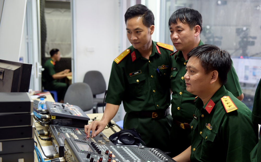 Thủ trưởng Ban biên tập Báo QĐND kiểm tra các công tác chuẩn bị.