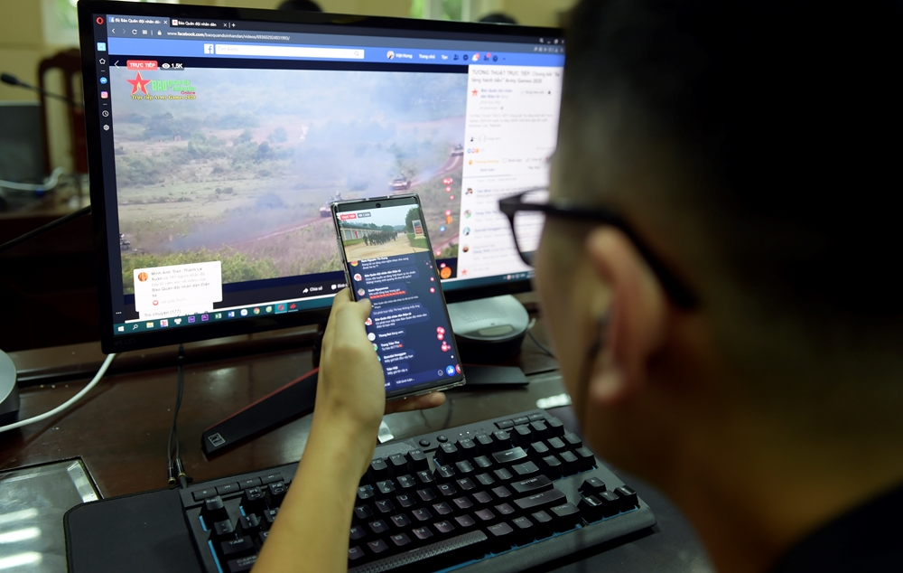 Trong khi tường thuật trực tiếp, các biên tập viên tương tác với độc giả.