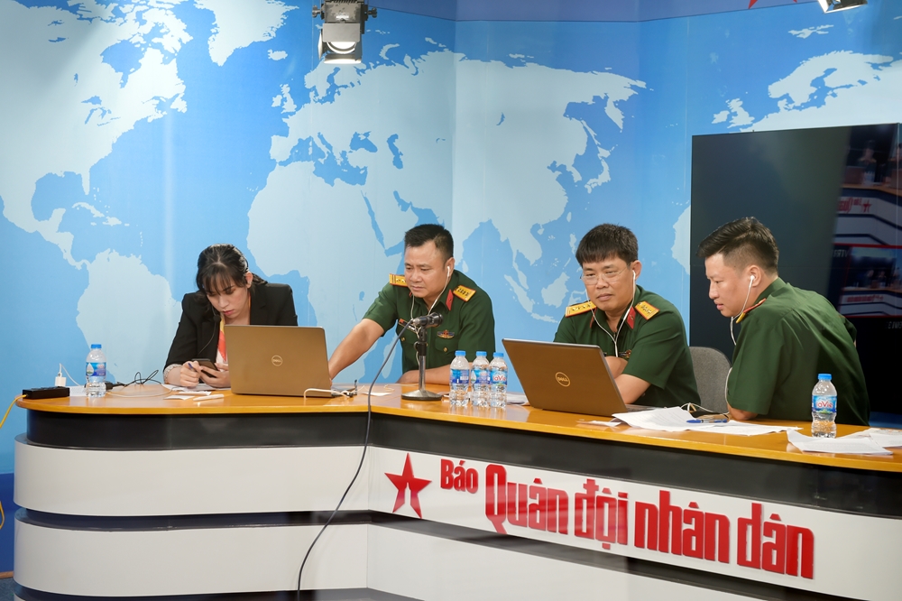 Bình luận viên và khách mời trong buổi tường thuật trực tiếp.