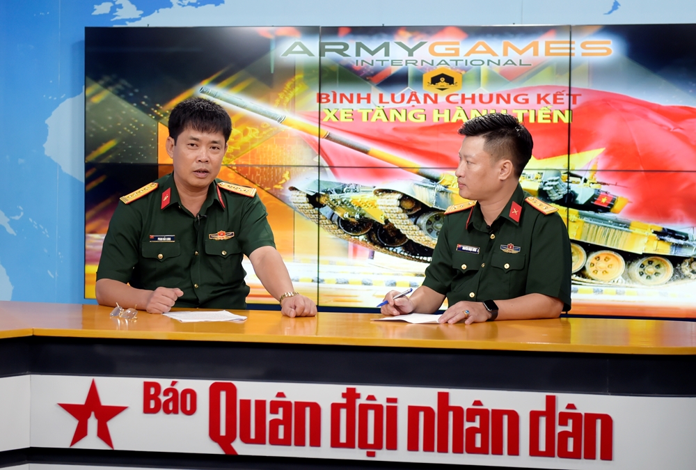 Đại tá Phan Hải Long, Phó tham mưu trưởng Binh chủng Tăng thiết giáp và Thượng tá Nguyễn Ngọc Hưng, Phó trưởng phòng Biên tập Thời sự Quốc tế, Báo QĐND bình luận trực tiếp các trận đấu.