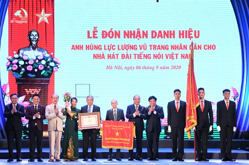 Thủ tướng Nguyễn Xuân Phúc trao các phần thưởng cao quý nhân kỷ niệm 75 năm thành lập Đài Tiếng nói Việt Nam
