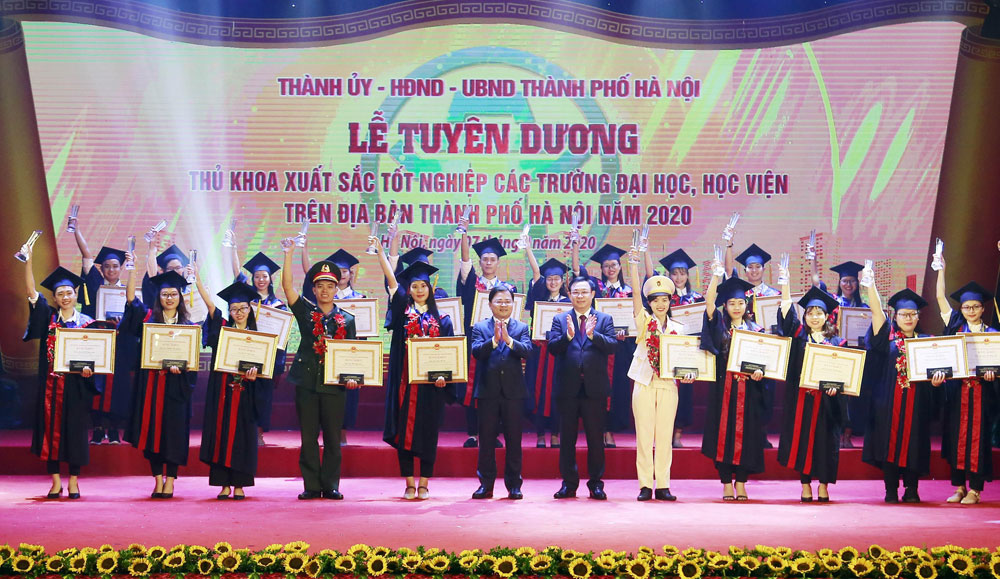 88 thủ khoa xuất sắc được tuyên dương