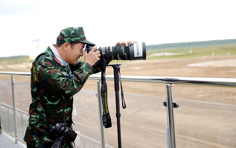 Phóng viên Đinh Trọng Hải tác nghiệp tại thao trường Alabino, ngoại ô Moscow, Liên bang Nga.