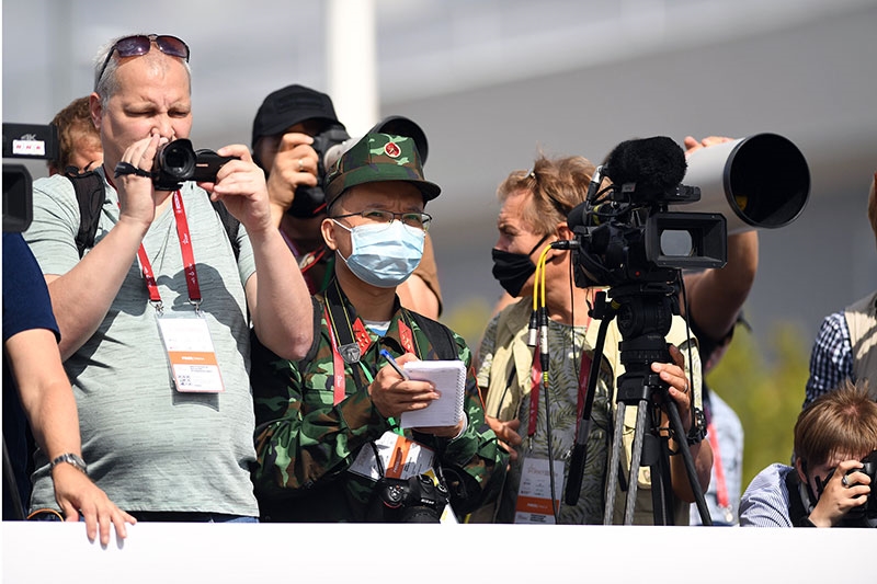 Phóng viên Báo QĐND tác nghiệp cùng với các phóng viên quốc tế.