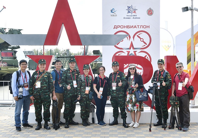 Các phóng viên Báo QĐND chụp ảnh chung với phóng viên báo bạn tại nước ngoài.