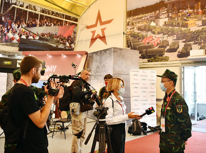 Phóng viên quốc tế phỏng vấn phóng viên Báo QĐND.