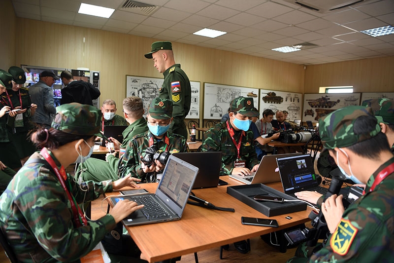 Tác nghiệp tại khu báo chí với các phóng viên quốc tế.