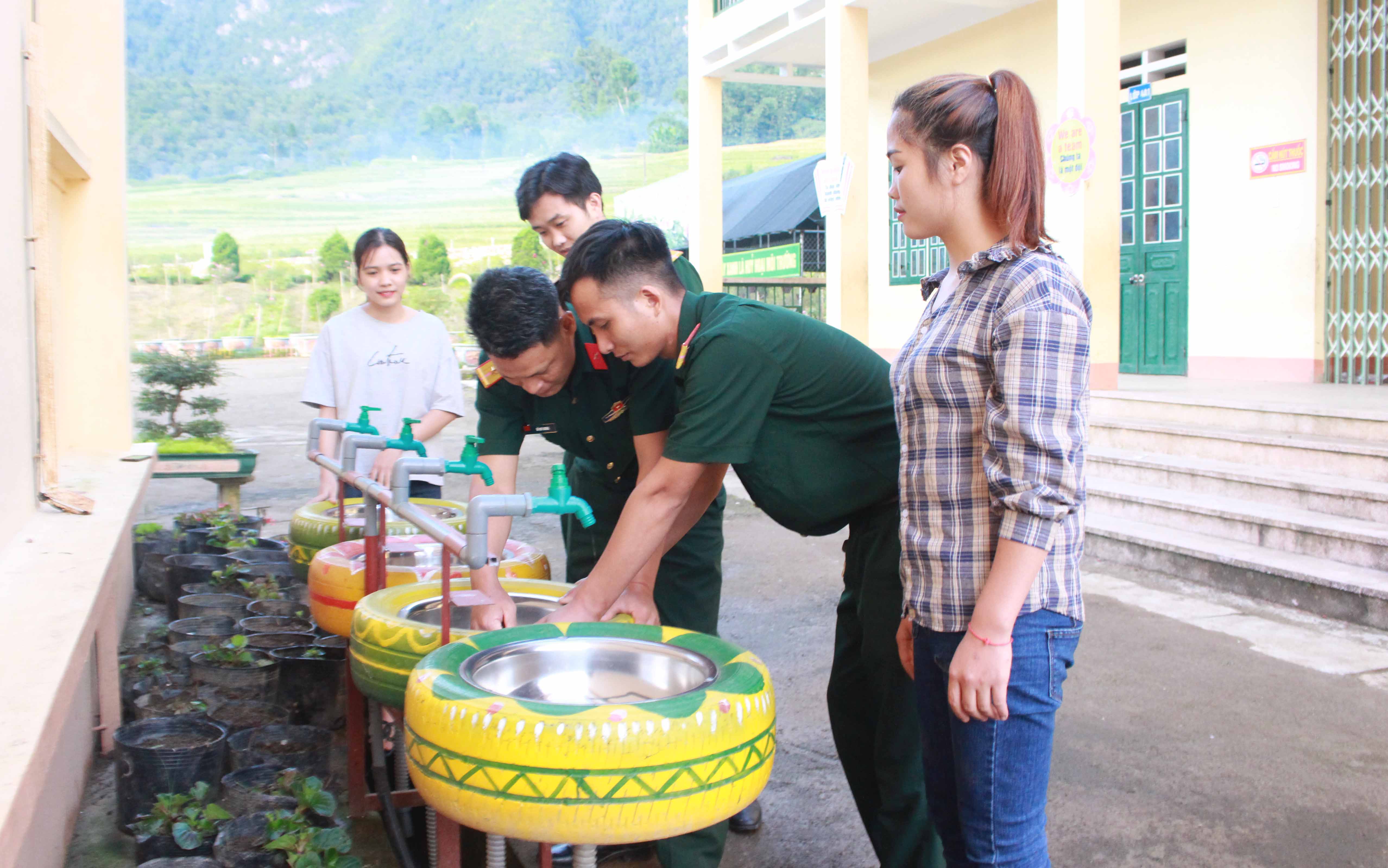 Giúp thầy trò vùng biên thêm yêu trường lớp