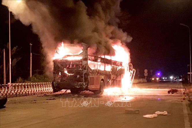 Gia Lai: Xe khách bất ngờ bốc cháy trong đêm, 21 người kịp thời thoát nạn