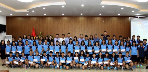 Lãnh đạo Liên đoàn Bóng đá Việt Nam gặp gỡ hai đội dự tuyển nữ trẻ Quốc gia 