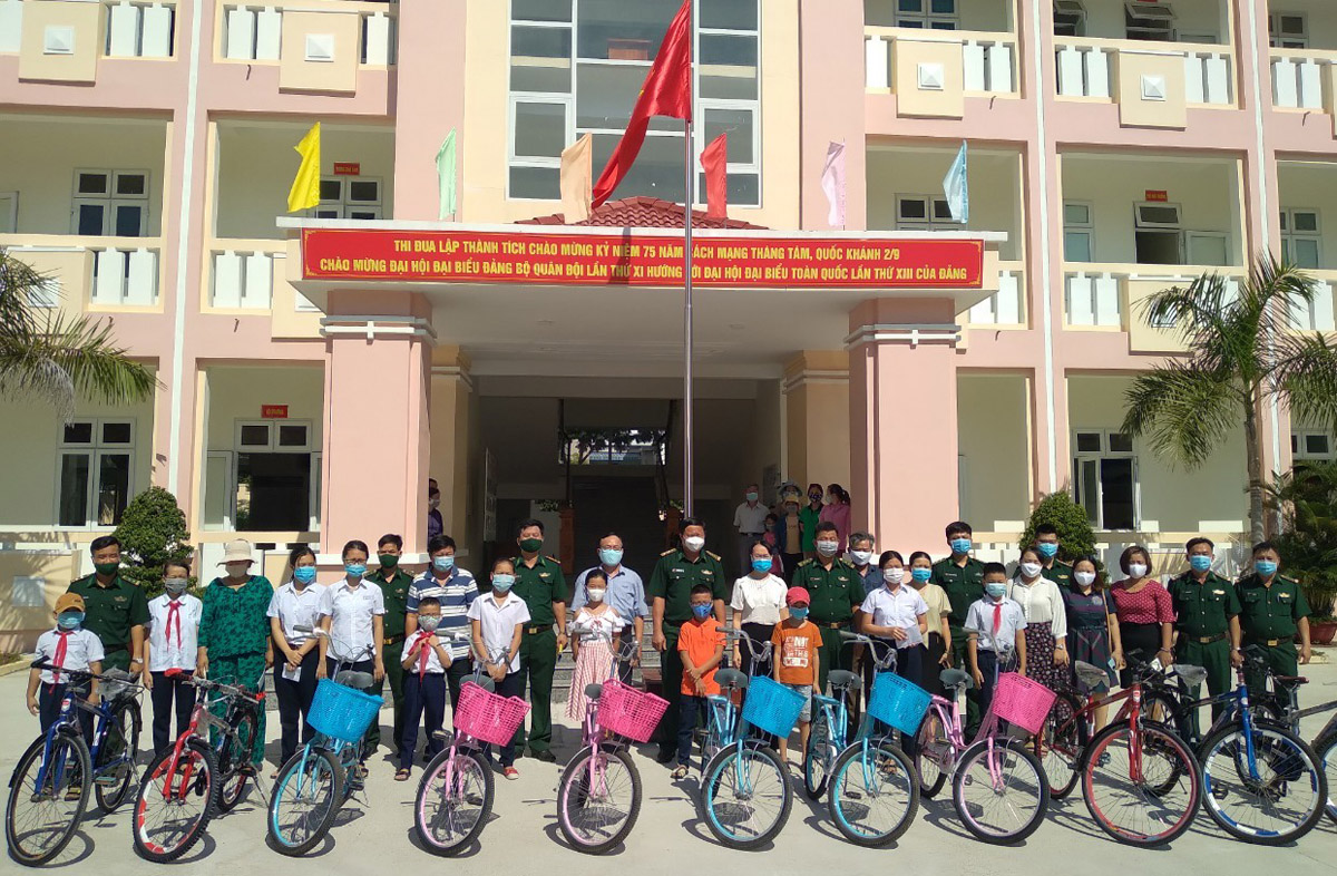 BĐBP Đà Nẵng trao quà tặng học sinh nghèo vượt khó

