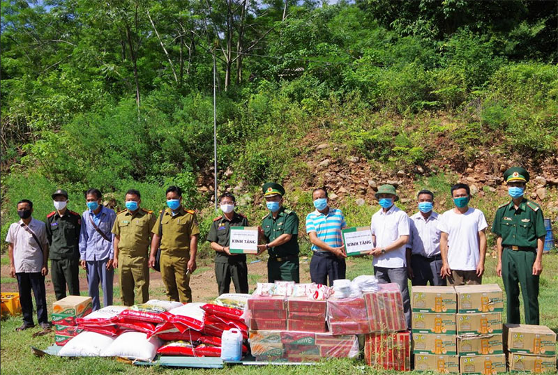 Tặng quà các đơn vị và nhân dân nước bạn Lào