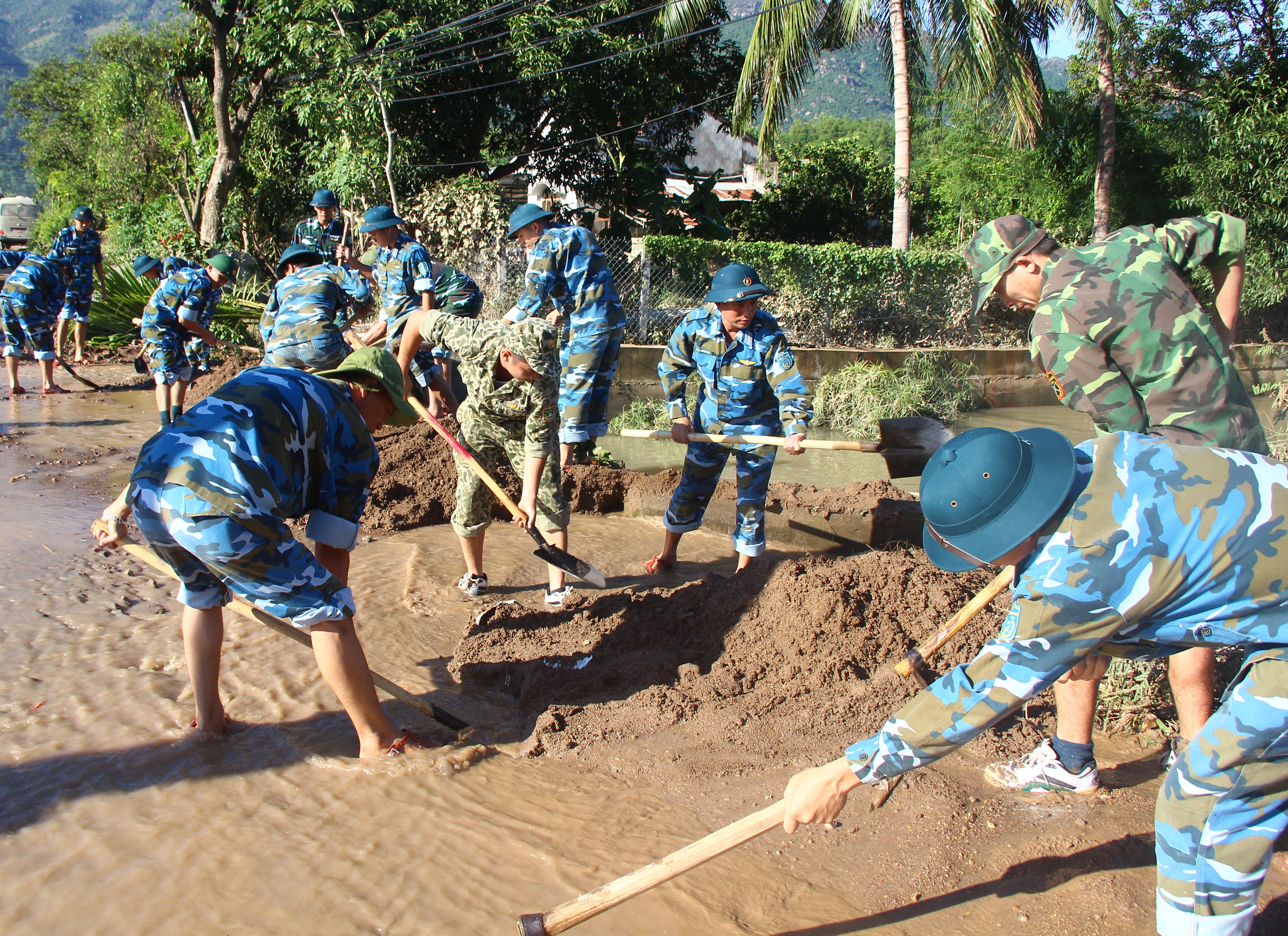 “Lính bay” tận tình giúp dân