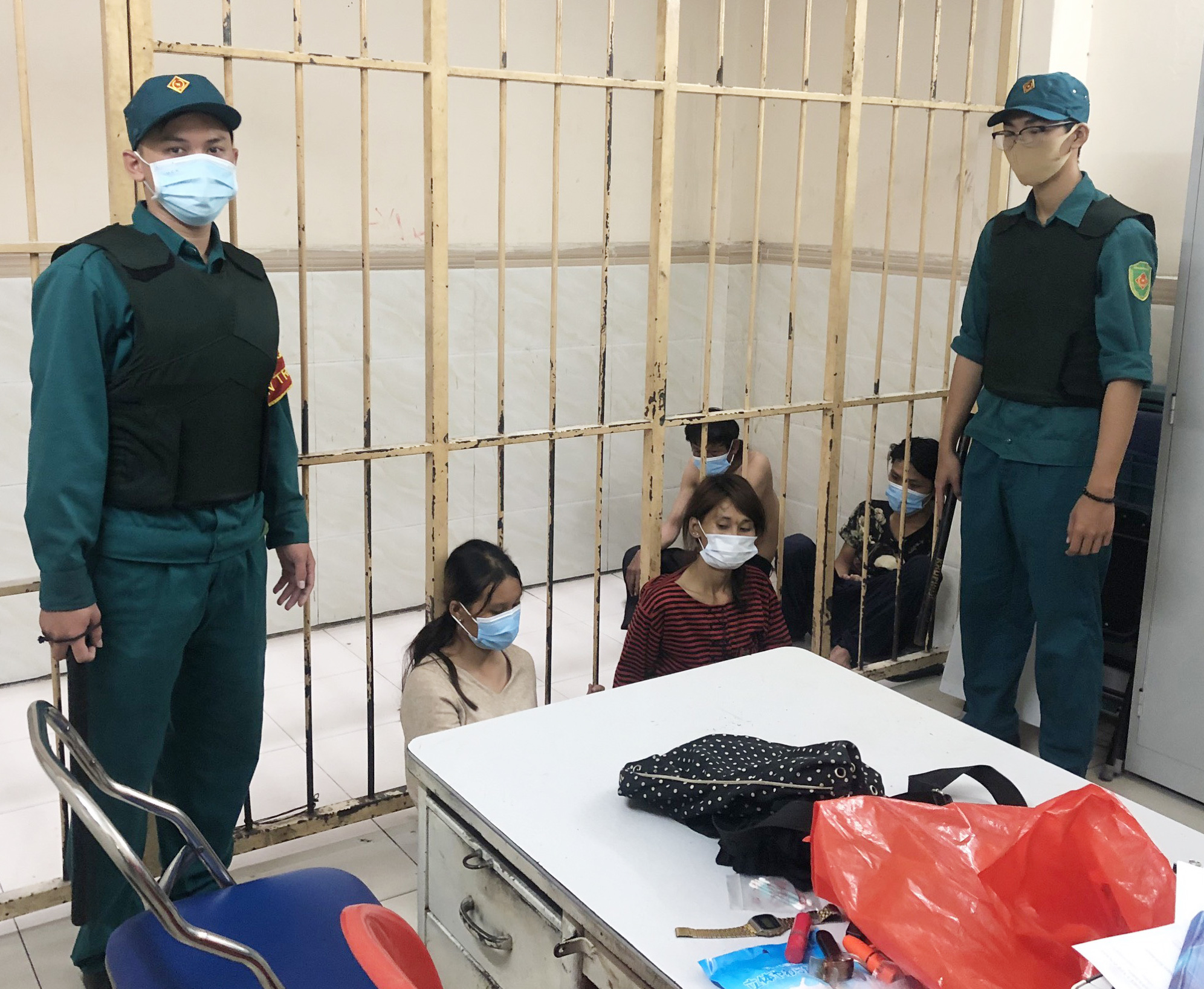 Hai chiến sĩ dân quân dũng cảm bắt tội phạm