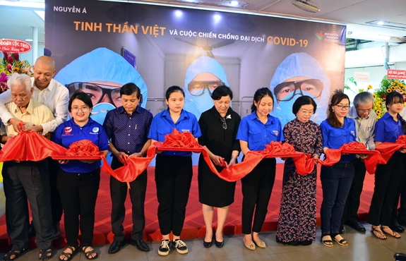 Ra mắt sách ảnh “Tinh thần Việt và cuộc chiến chống đại dịch Covid-19”