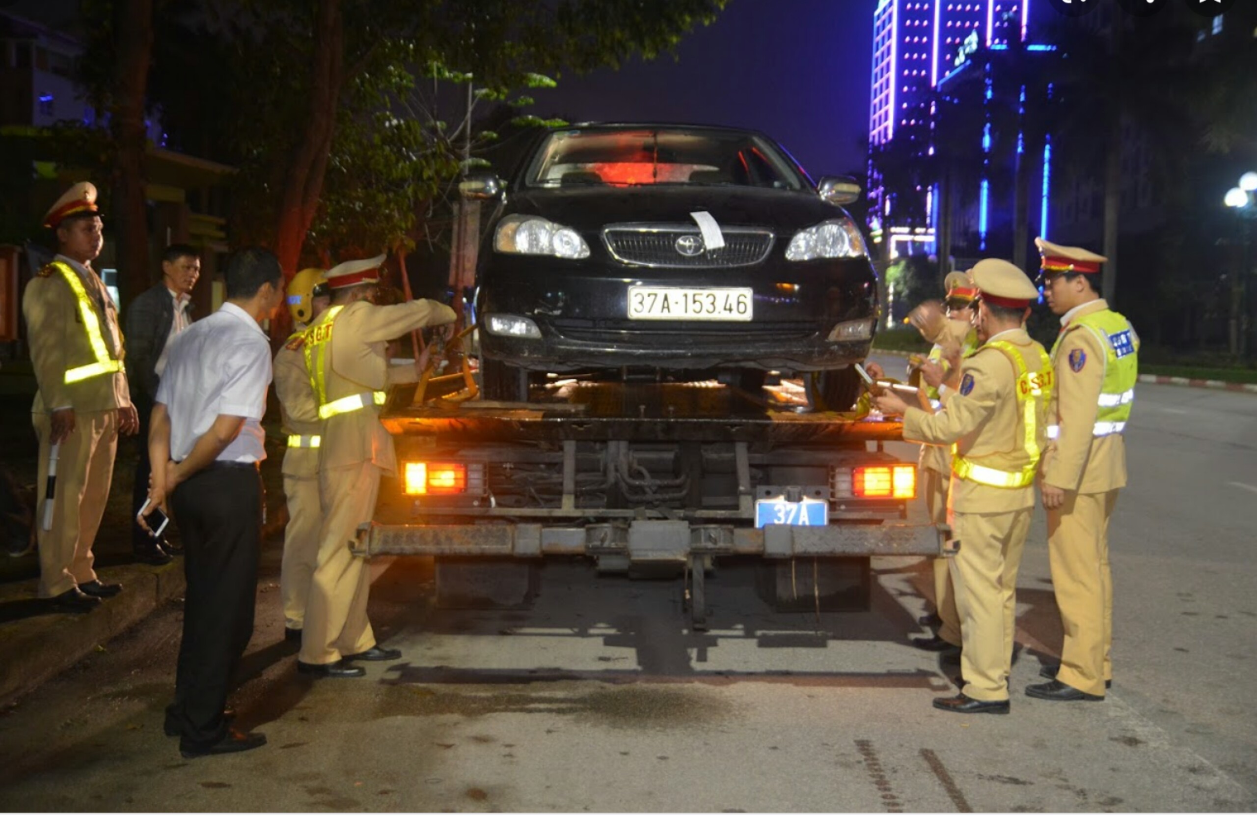 Cử tri kiến nghị tháo biển số ô tô vi phạm giao thông