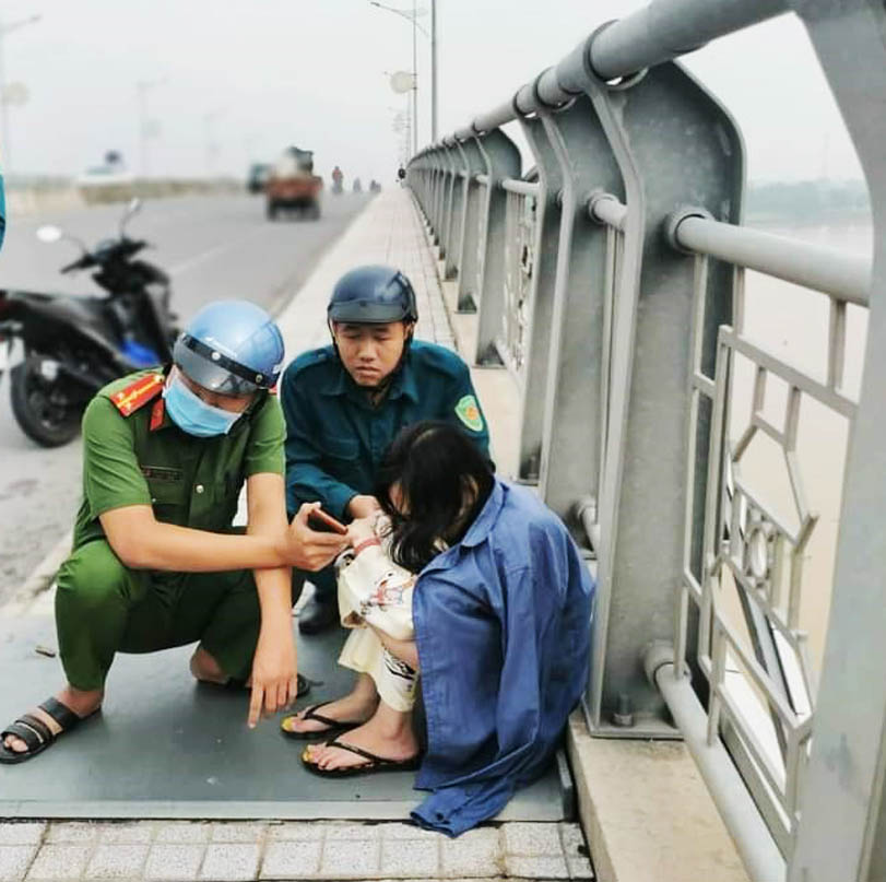 Dân quân phường phối hợp giải cứu an toàn cô gái trẻ 