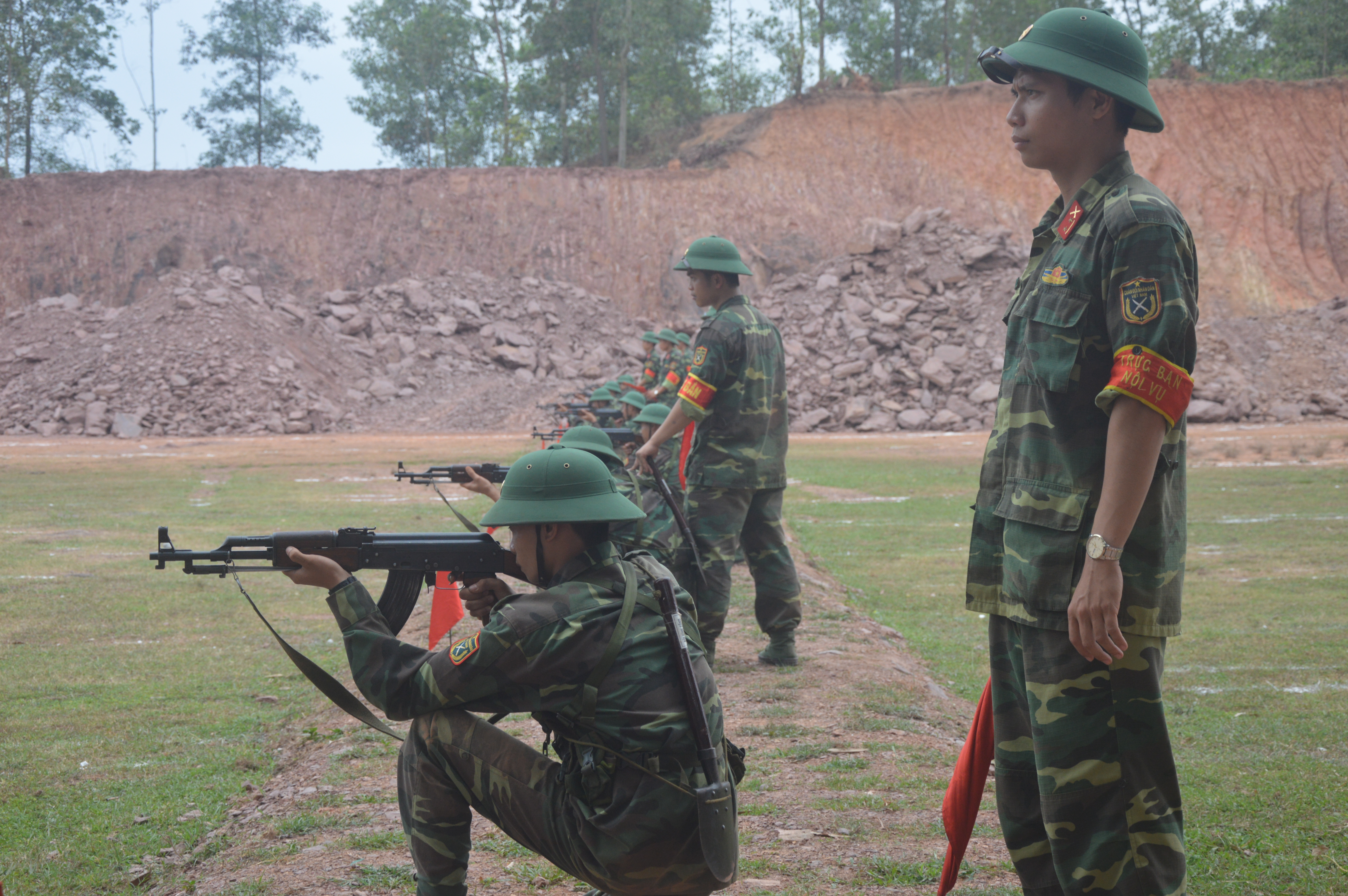 Kiểm tra bắn đạn thật bài 1 súng tiểu liên AK đối với chiến sĩ mới nhập ngũ năm 2020.