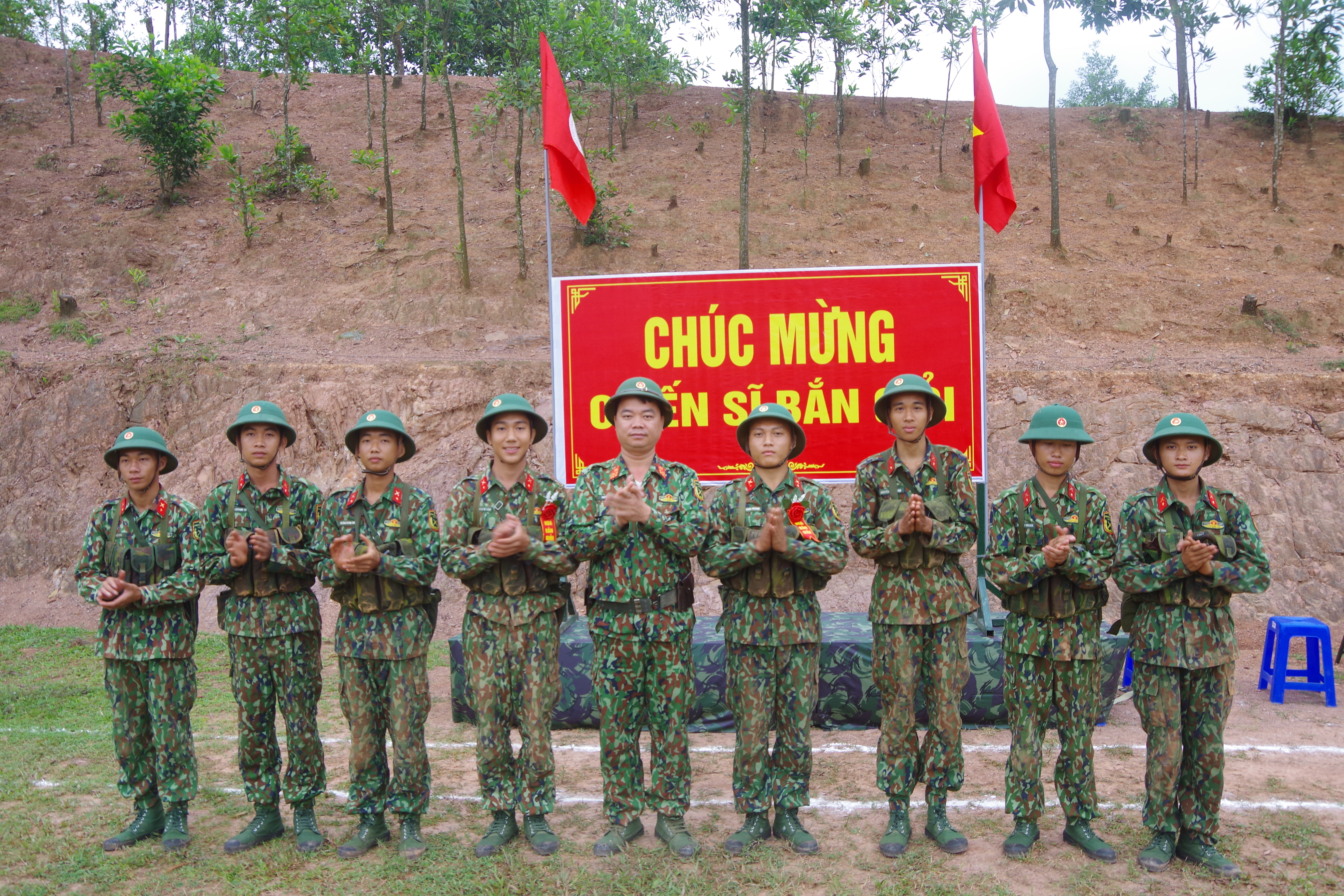 Tặng hoa những chiến sĩ bắn giỏi.