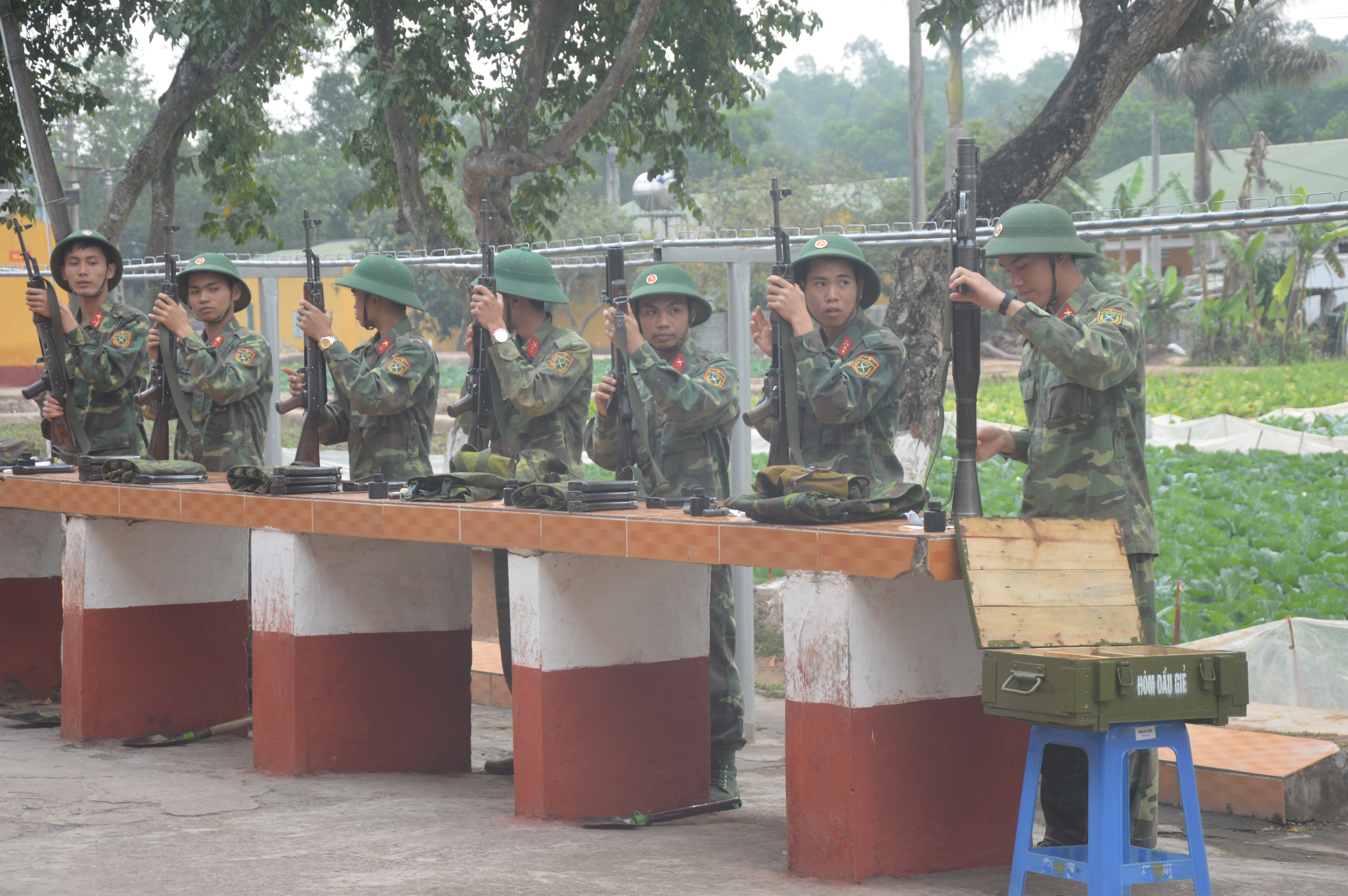 Bảo quản vũ khí trang bị kỹ thuật.