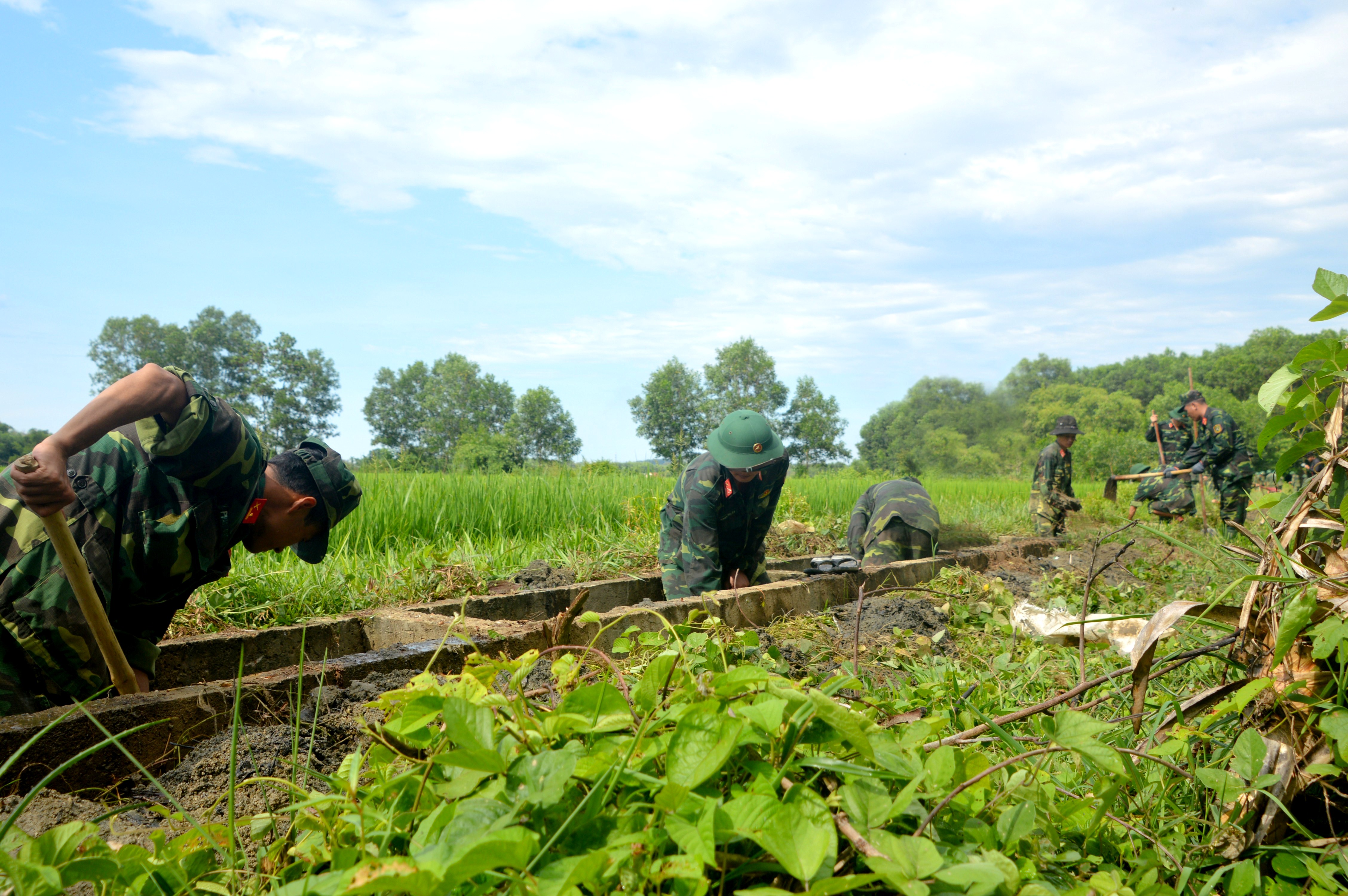 Thực hiện “3 bám, 4 cùng” để làm dân vận