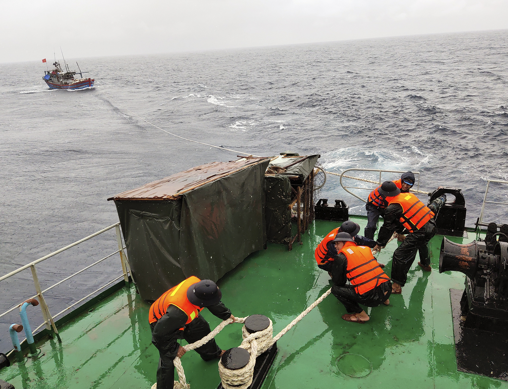 Vượt sóng to, gió lớn cứu giúp ngư dân