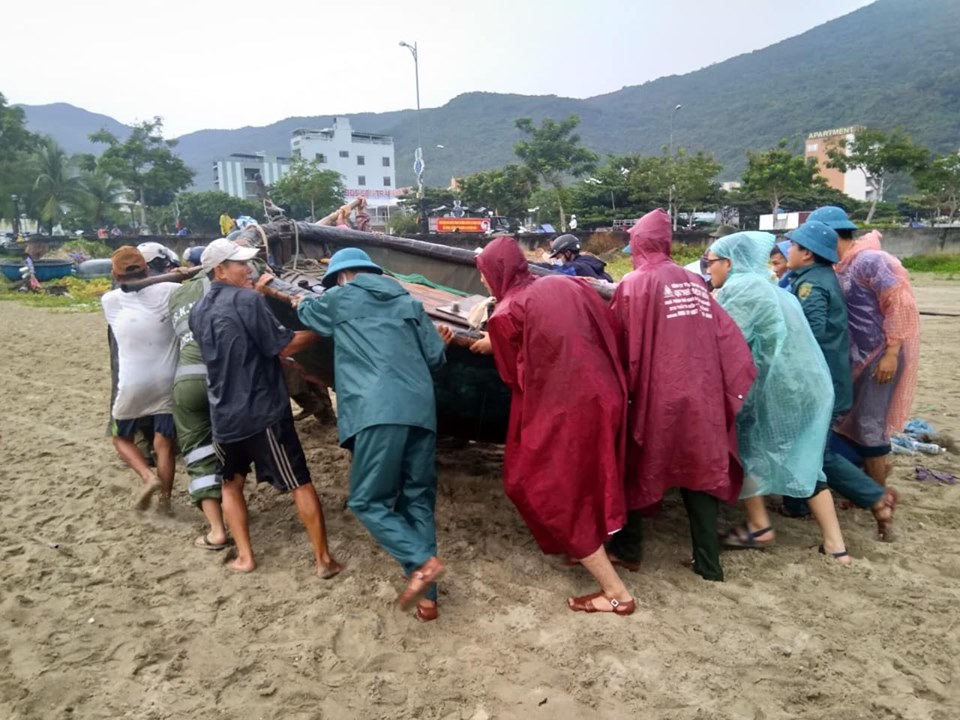 Dân quân Thọ Quang tích cực giúp dân ứng phó bão số 5