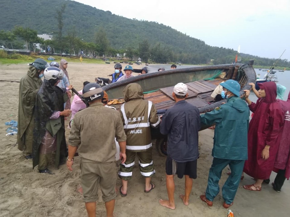 Bộ đội, dân quân dốc sức giúp dân chống bão