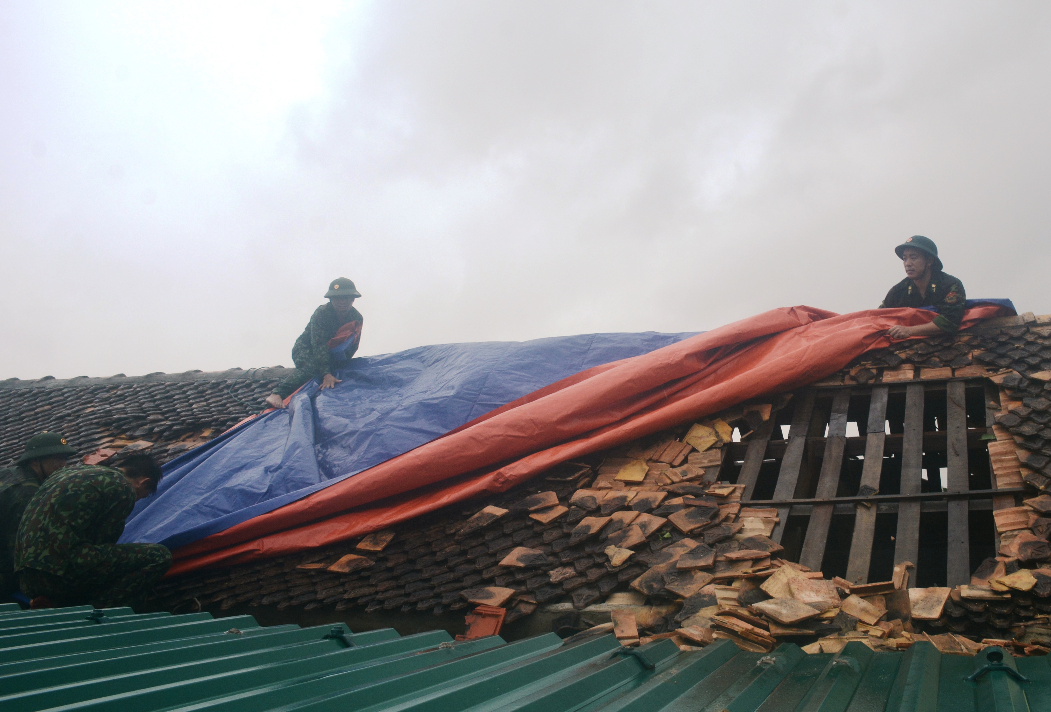 Bộ đội dầm mưa giúp nhân dân