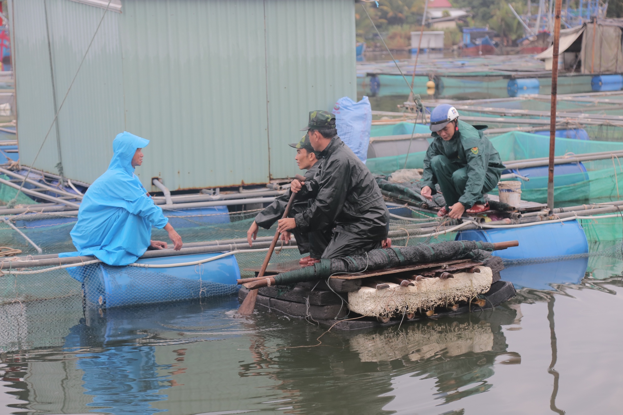 Bộ đội, dân quân tích cực giúp dân chống bão