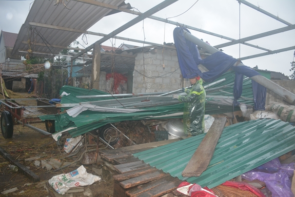 Lực lượng vũ trang Hà Tĩnh giúp nhân dân khắc phục hậu quả do lốc xoáy