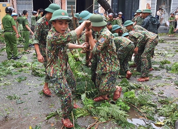 Bộ CHQS tỉnh Thừa Thiên-Huế khẩn trương giúp dân khắc phục hậu quả bão số 5