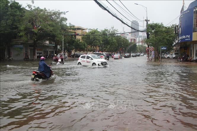 Mưa to gây ngập cục bộ nhiều tuyến đường ở thành phố Hà Tĩnh