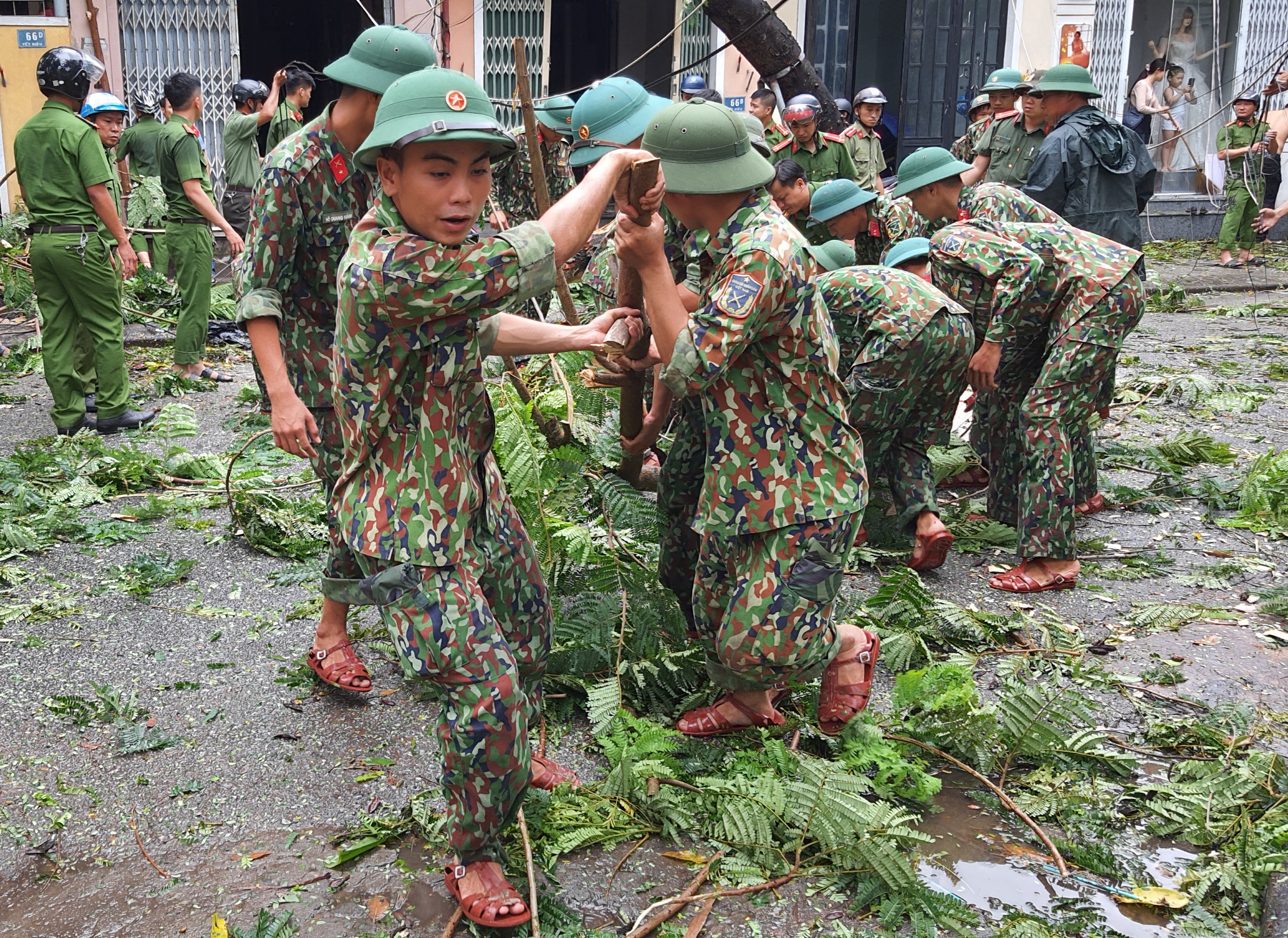 Khẩn trương giúp nhân dân ổn định cuộc sống