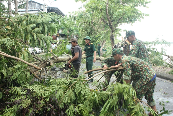 Bộ CHQS tỉnh Thừa Thiên-Huế huy động lực lượng giúp dân khắc phục hậu quả bão số 5