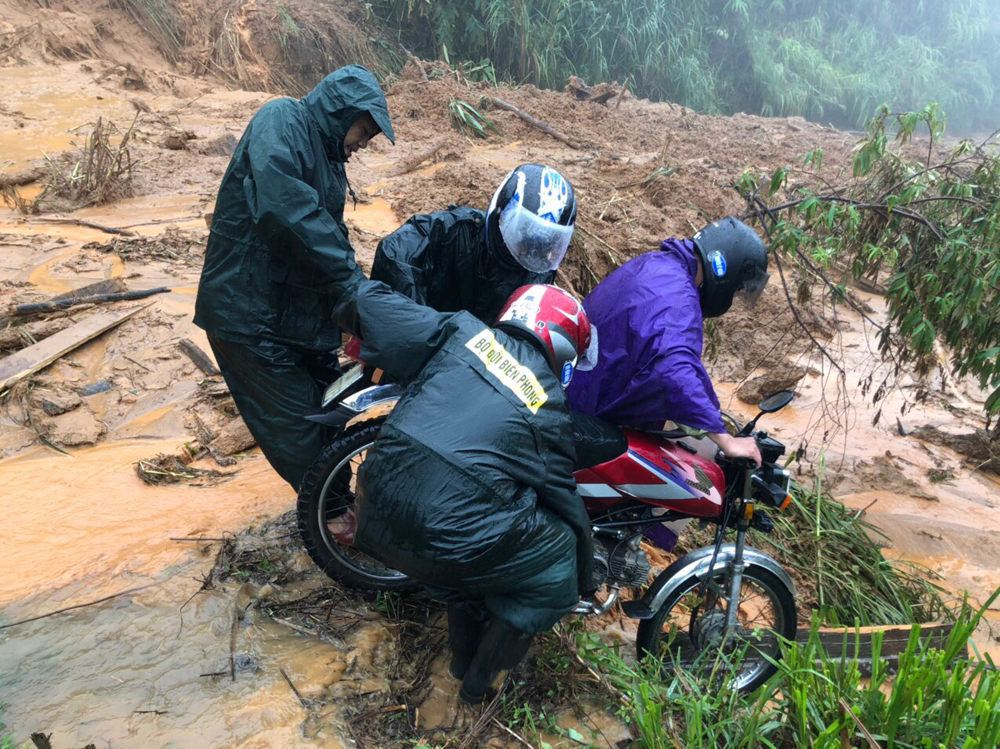 Mưa lũ gây cô lập một số bản giáp biên giới Việt Nam - Lào