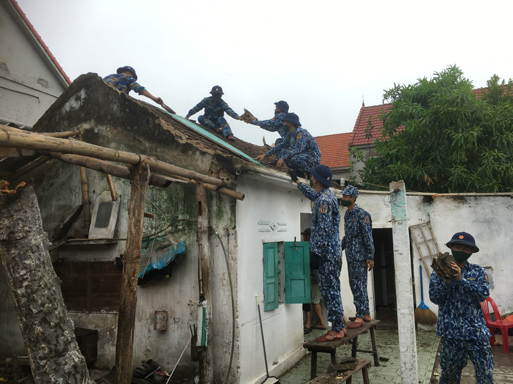 Bộ tư lệnh Vùng Cảnh sát biển 1 giúp dân khắc phục thiệt hại do bão số 5 gây ra