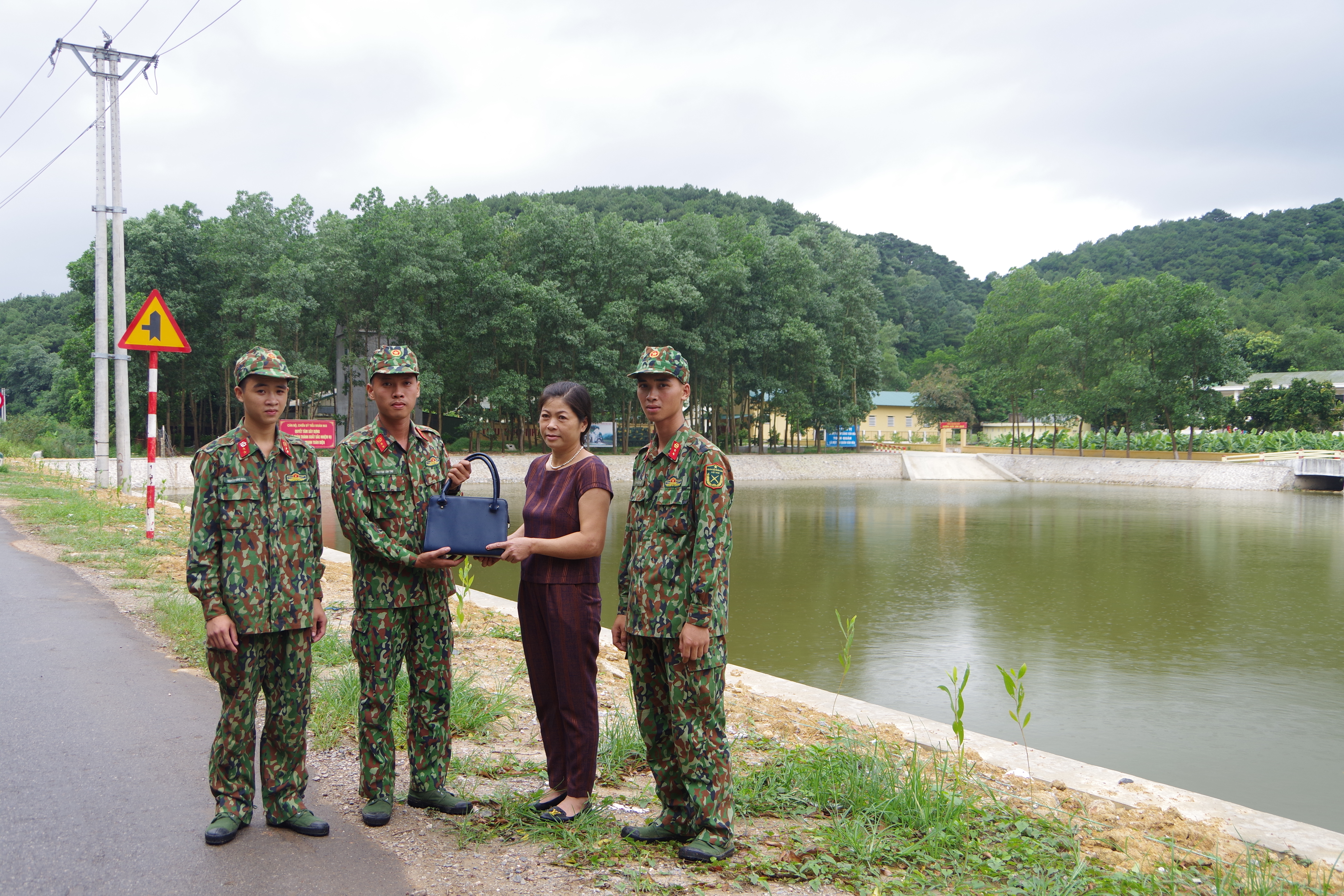 Việc làm tốt của 3 chiến sĩ Bộ đội Hóa học