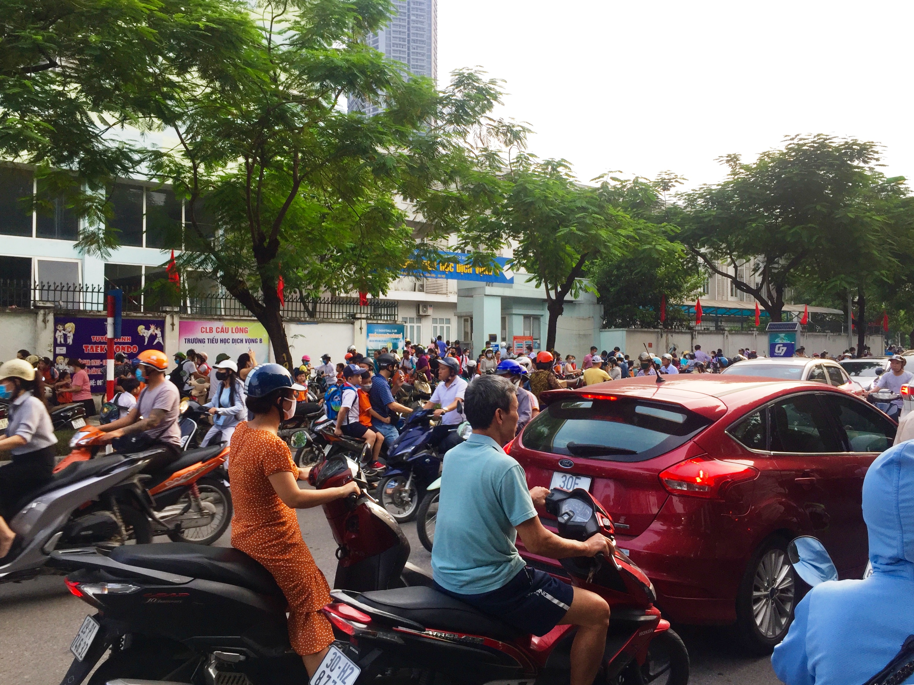 Giảm ùn tắc trước cổng trường học