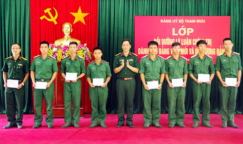 Tạo nguồn phát triển Đảng từ hạ sĩ quan, chiến sĩ