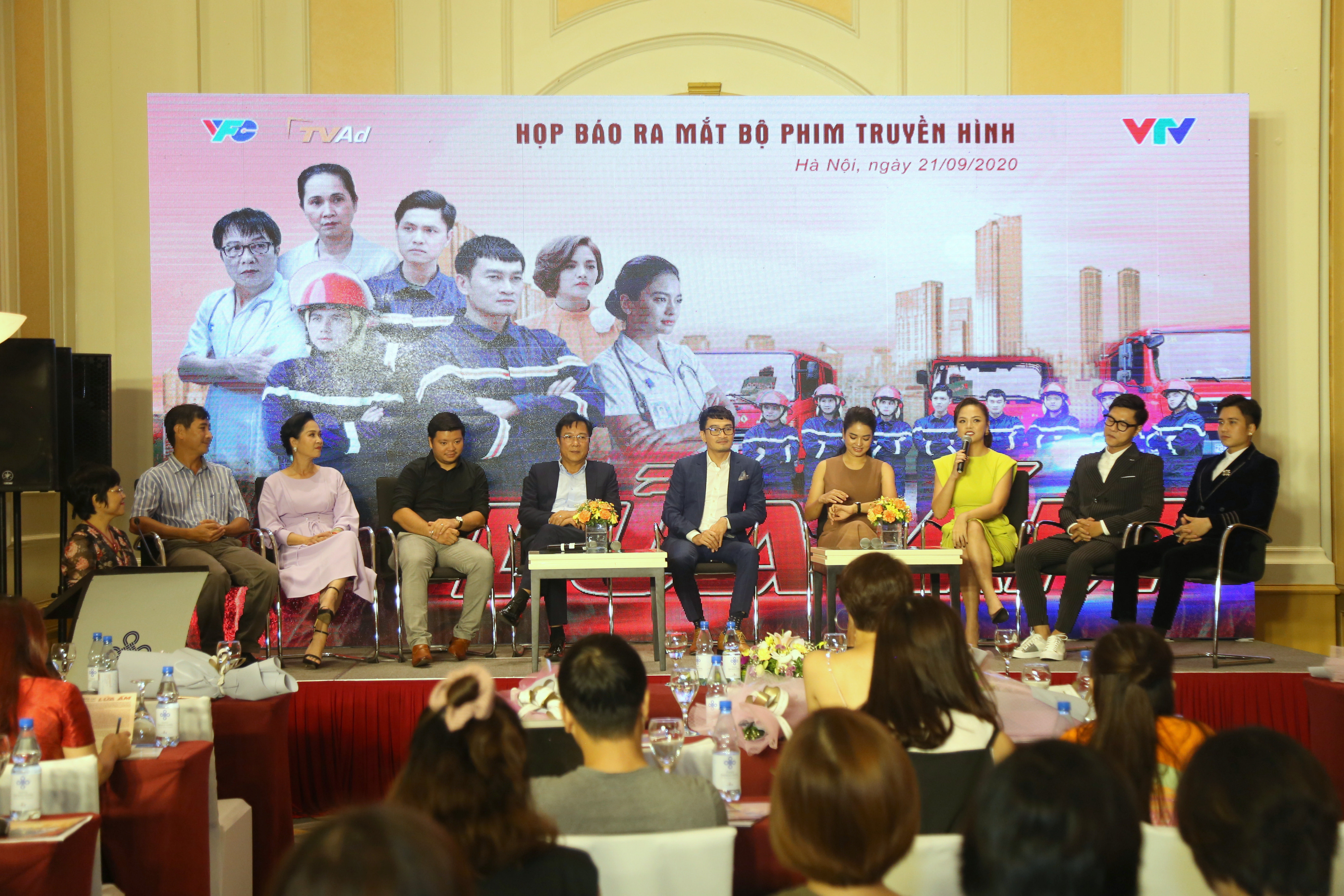 “Lửa ấm”- phim tôn vinh những lực lượng xả thân vì cộng đồng

