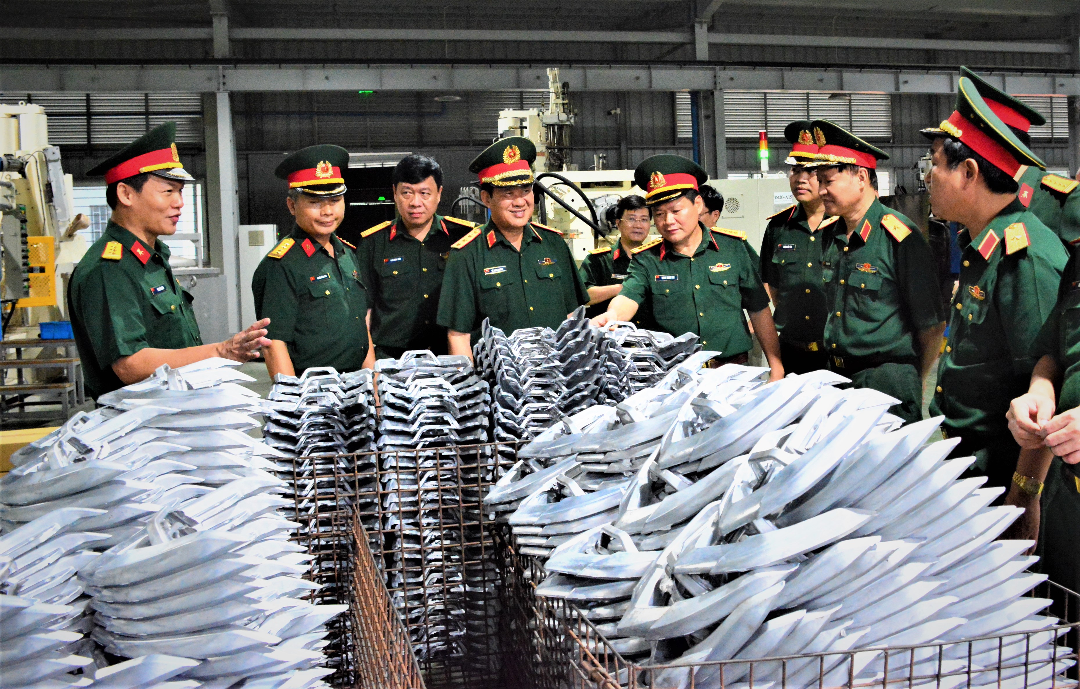 Thượng tướng Bế Xuân Trường thăm và làm việc tại Nhà máy Z131