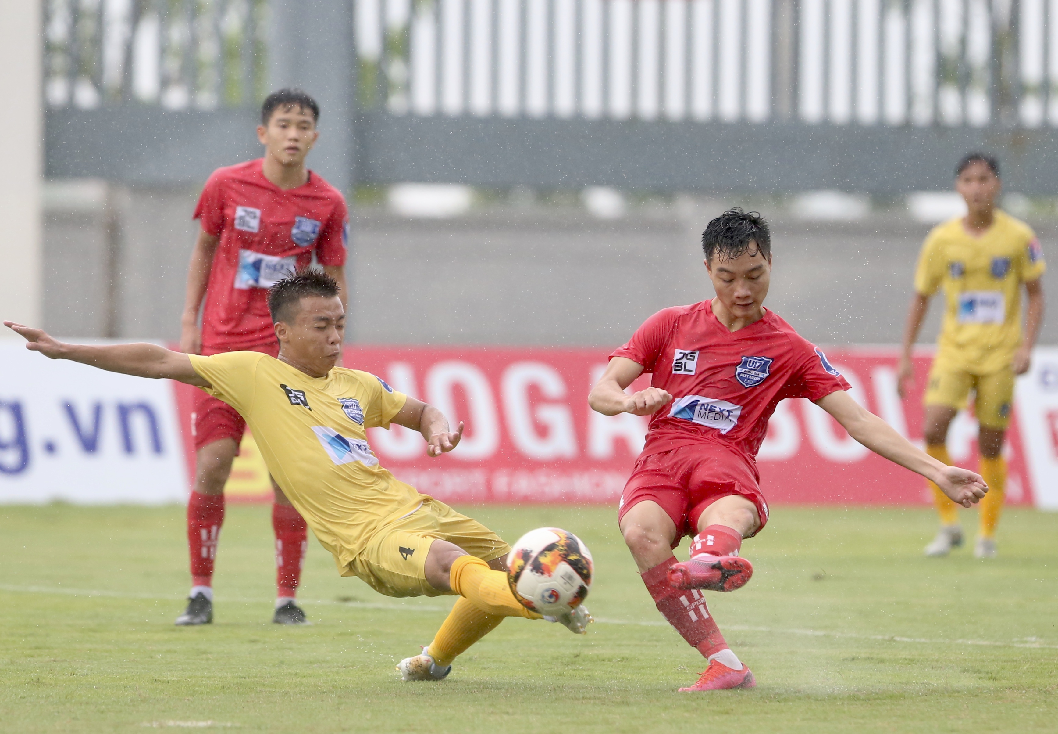 Hoàng Anh Gia Lai và PVF cùng ghi danh vào bán kết