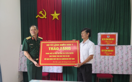 Quân khu 1 trao quà tặng Trung tâm Bảo trợ xã hội nạn nhân chất độc da cam
