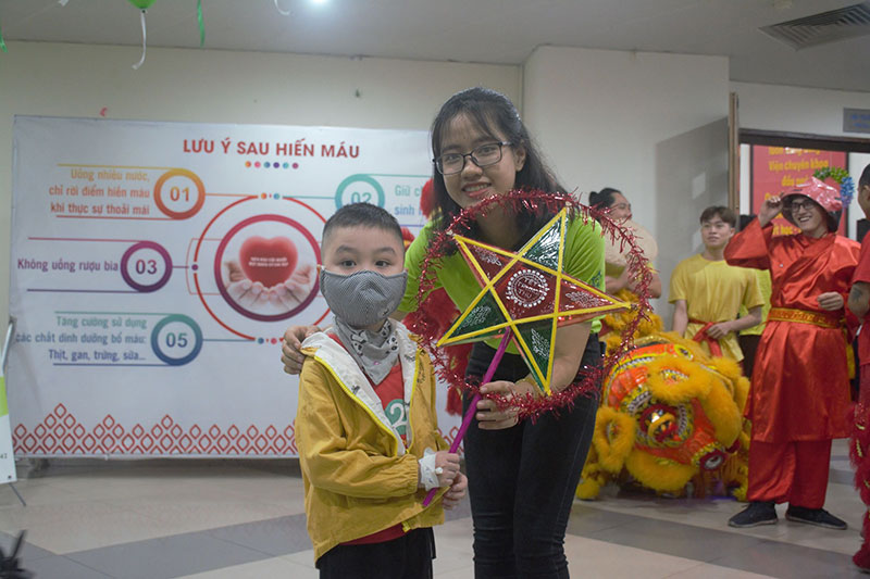 Trao quà Trung thu tặng bệnh nhi tại Viện Huyết học-Truyền máu Trung ương
