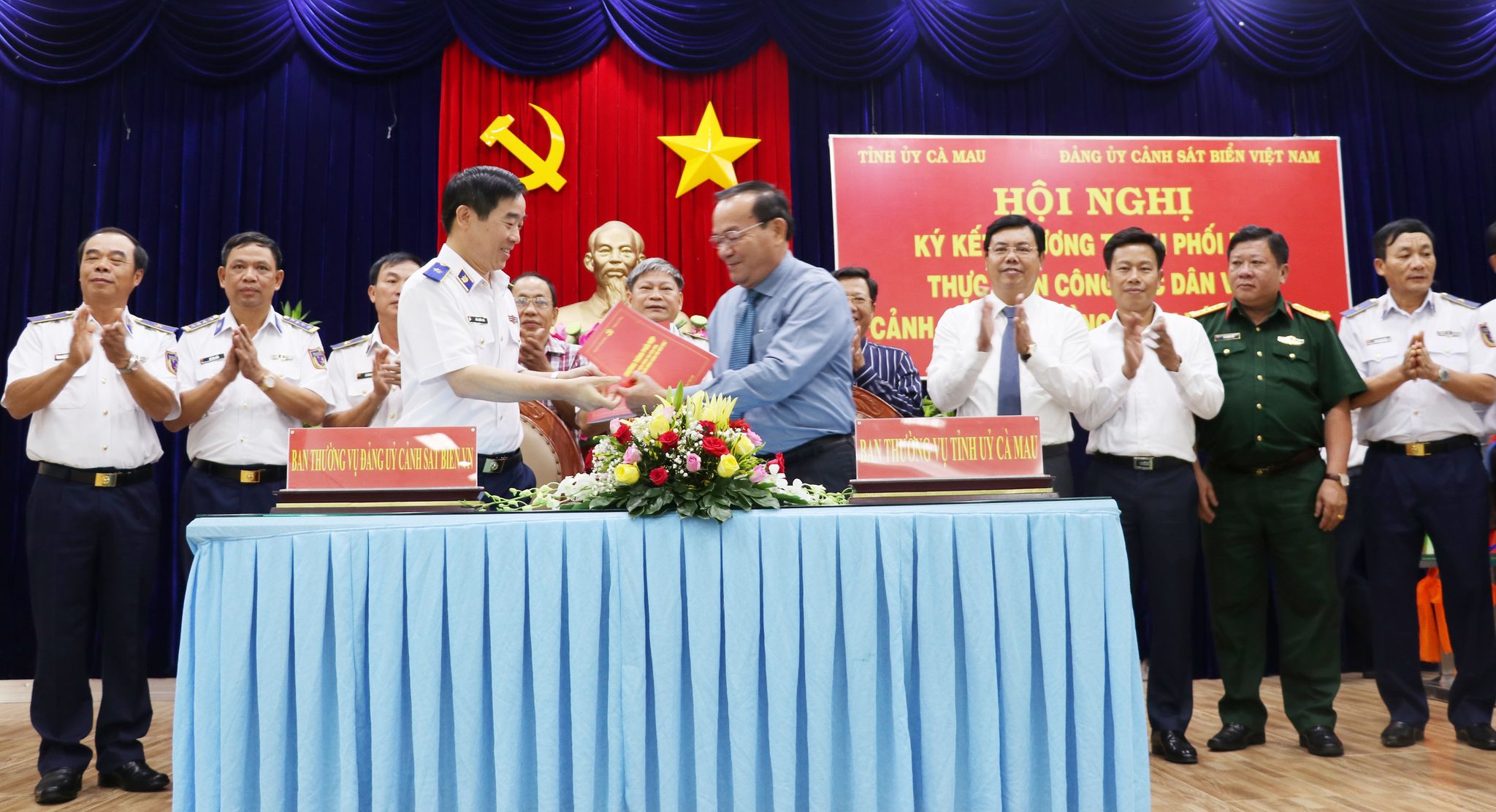 Cảnh sát biển Việt Nam và Tỉnh ủy Cà Mau ký kết chương trình “Cảnh sát biển đồng hành với ngư dân”