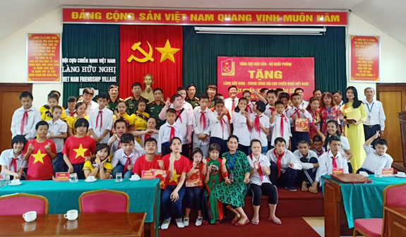 Tổng cục Hậu cần trao vật chất, trang bị hậu cần tặng Làng Hữu nghị Việt Nam