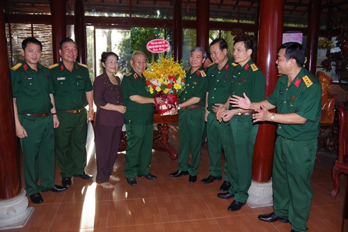 Thượng tướng Đỗ Căn chúc mừng Đại tướng Lê Văn Dũng nhận Huy hiệu 55 năm tuổi Đảng