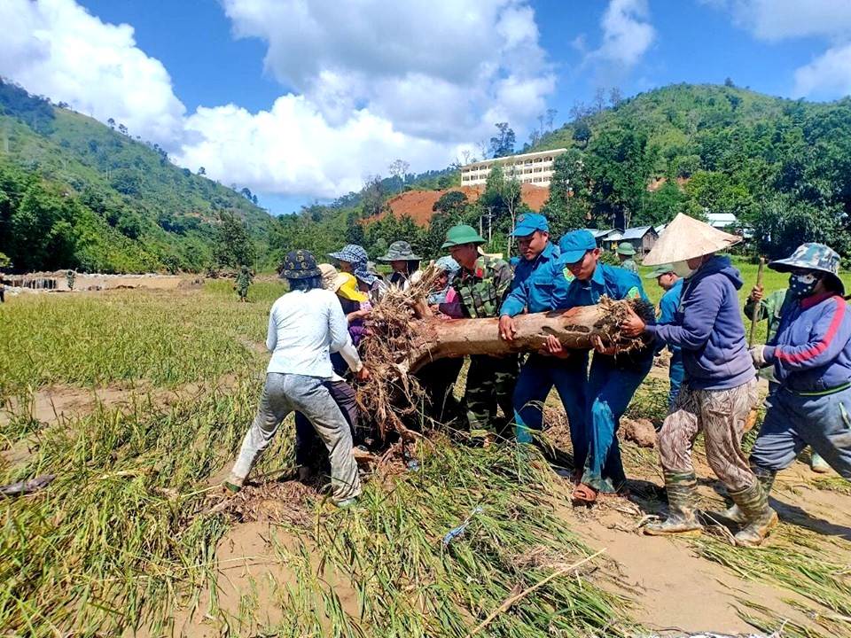 Băng rừng vượt núi lên biên giới giúp dân