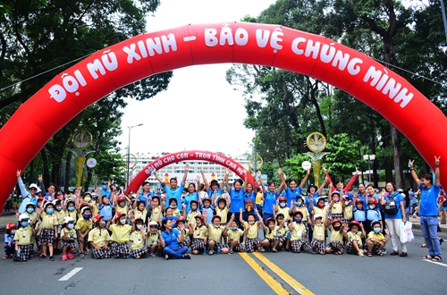 Đồng chí Trương Hòa Bình tham dự sự kiện đi bộ vận động toàn dân đội mũ bảo hiểm cho trẻ em